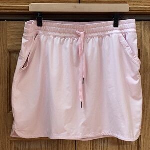 Columbia Light Pink finely Striped omni-wick skirt. Women’s size large